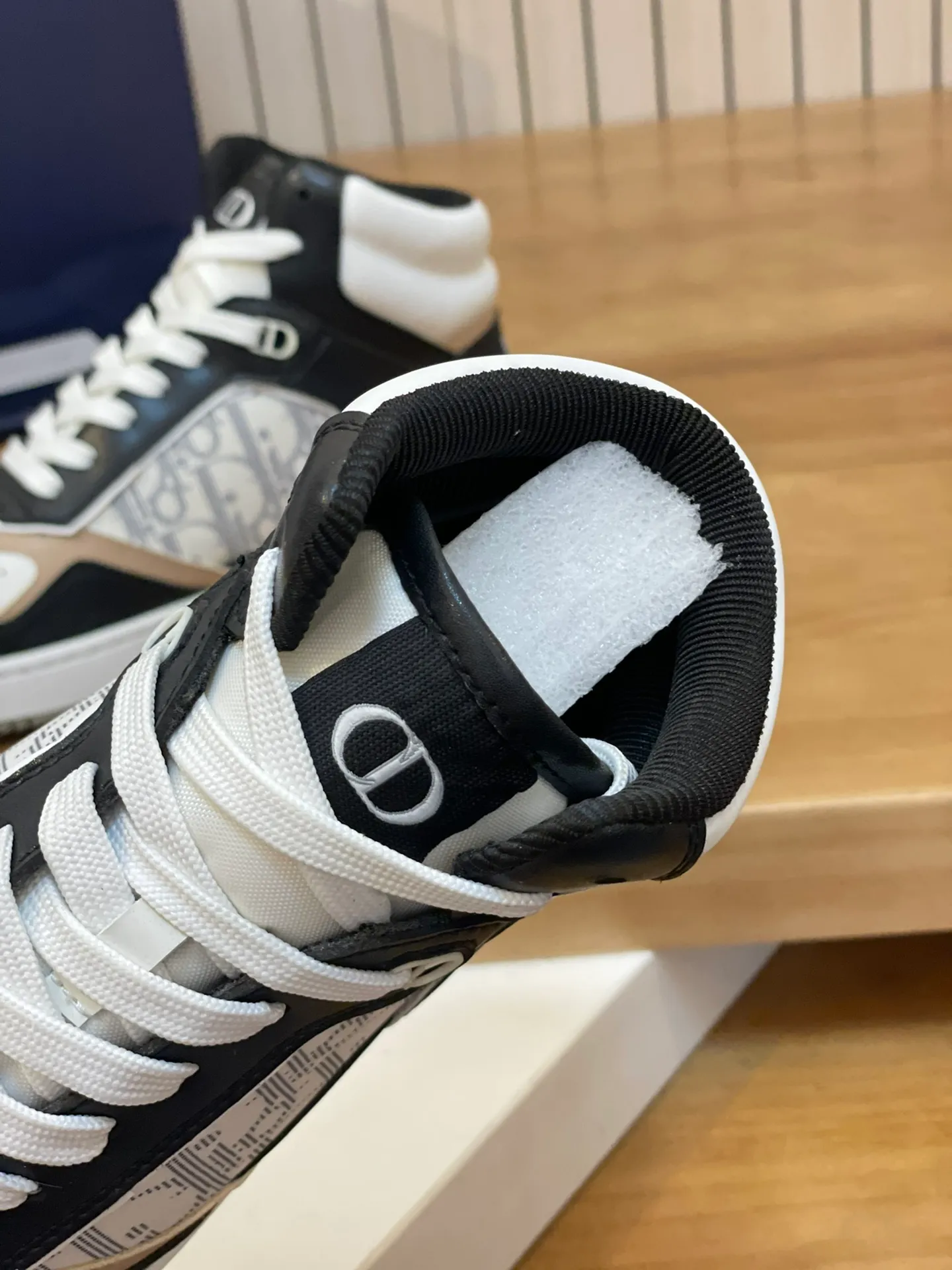 Men's shoes: 💰P460¥ Product trademark: Dior* "Dior*" high-top casual shoes Regular size: 38-44 (can be customized to 45.46) Product materials: Upper imported cowhide stitched with original fabric, breathable lining, original outsole. Number: 1006